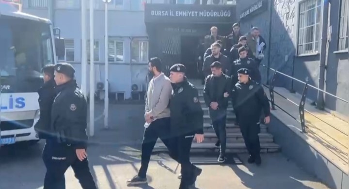 Bursa’da soygun senaryosunu polis yutmadı...20 milyonluk sahte gasp planı çökertildi: 5 kişi tutuklandı
Bursa’da soygun senaryosunu polis yutmadı...20 milyonluk sahte gasp planı çökertildi: 5 kişi tutuklandı