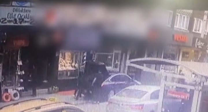 Bursa’da soygun senaryosunu polis yutmadı...20 milyonluk sahte gasp planı çökertildi: 5 kişi tutuklandı
Bursa’da soygun senaryosunu polis yutmadı...20 milyonluk sahte gasp planı çökertildi: 5 kişi tutuklandı
