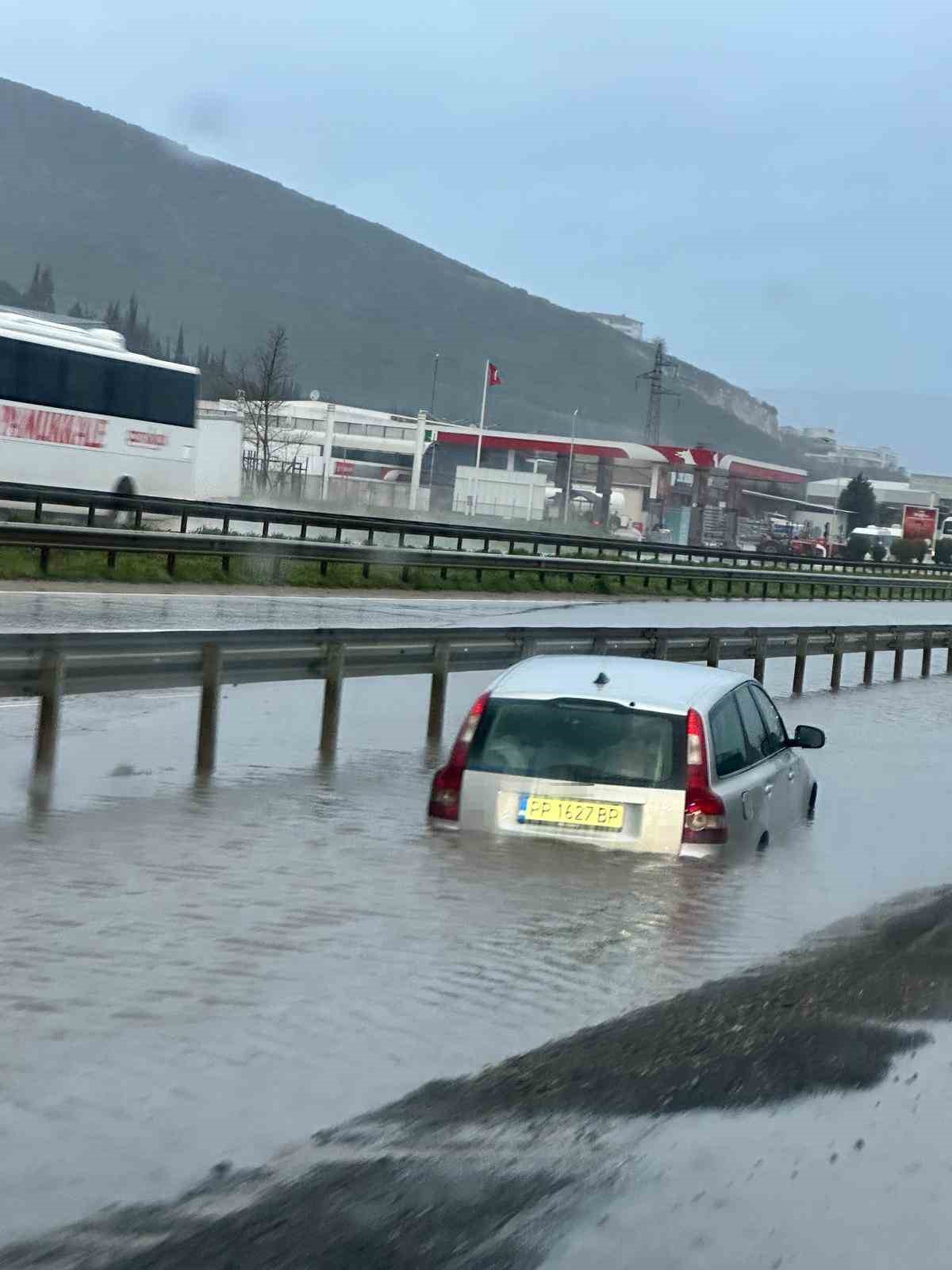 Bursa’da su birikintisine giren otomobil mahsur kaldı
