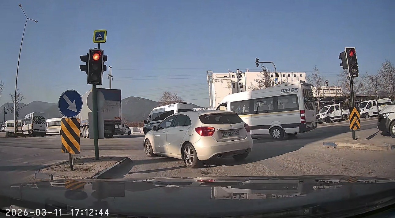Bursa’da sürücüler kırmızı ışıkta durmadı
