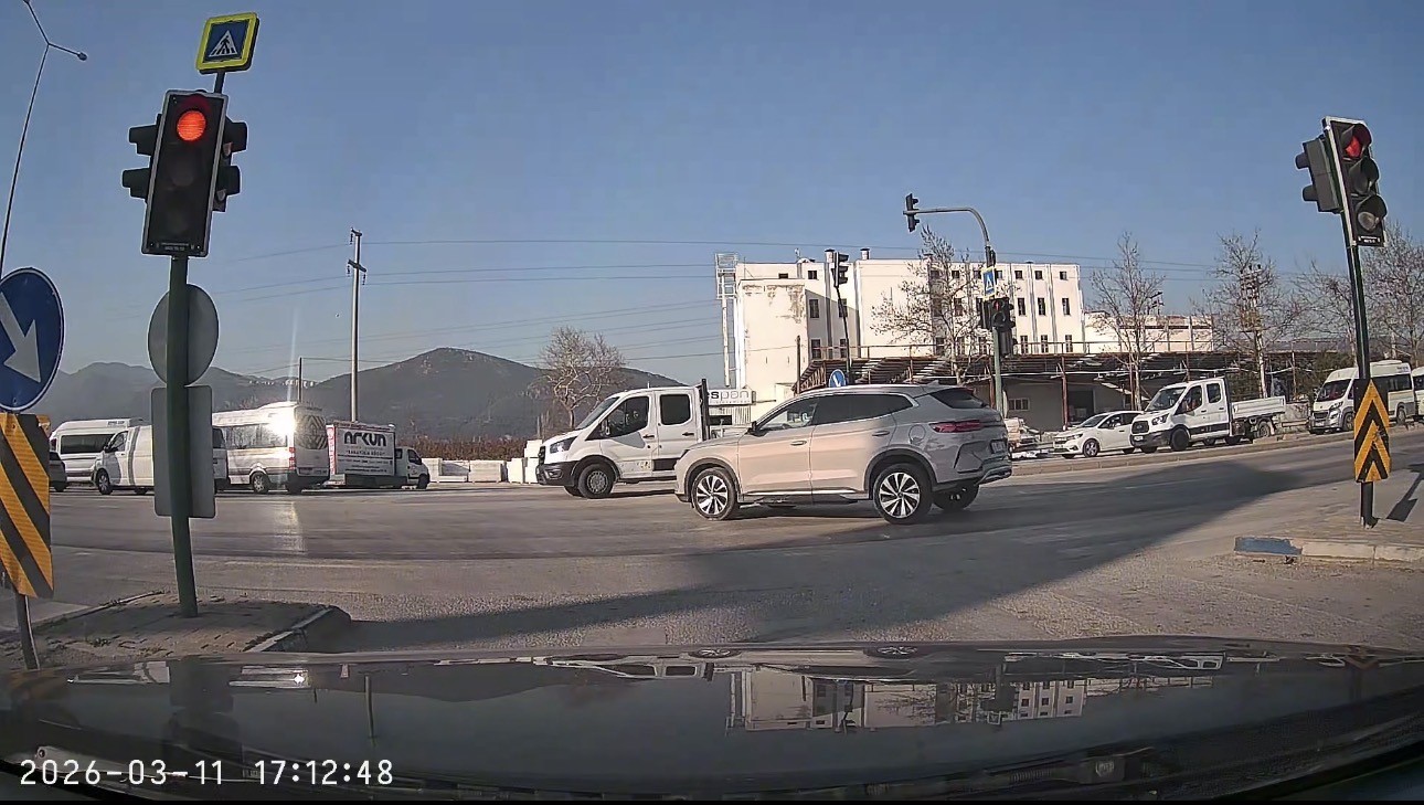 Bursa’da sürücüler kırmızı ışıkta durmadı

