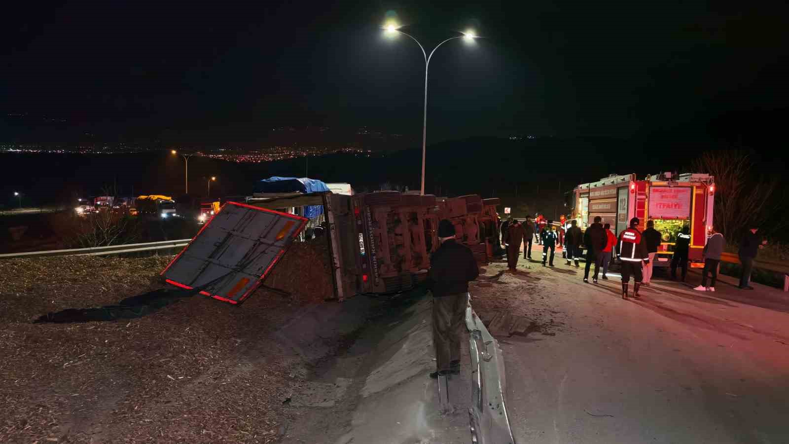 Bursa’da talaş yüklü tır devrildi: Araçta sıkışan genç sürücü hayatını kaybetti
