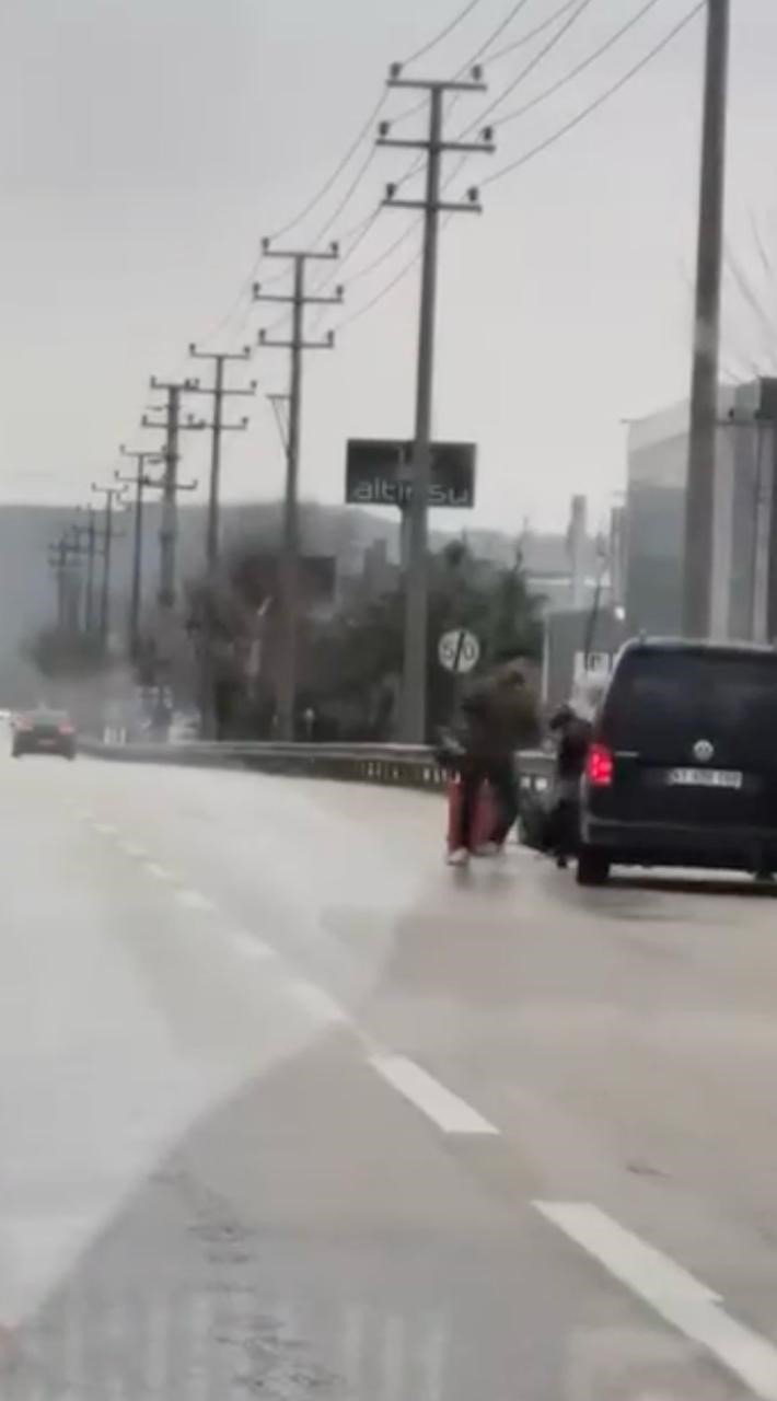 Bursa’da tartıştığı kuryeyi dövdü: O anlar kameraya yansıdı
