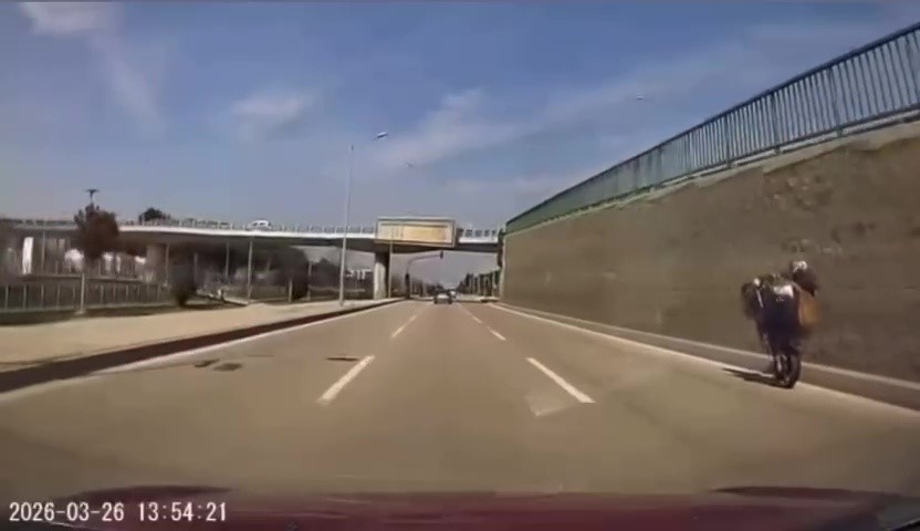 Bursa’da tehlikeli motosiklet şovu kameraya yansıdı
