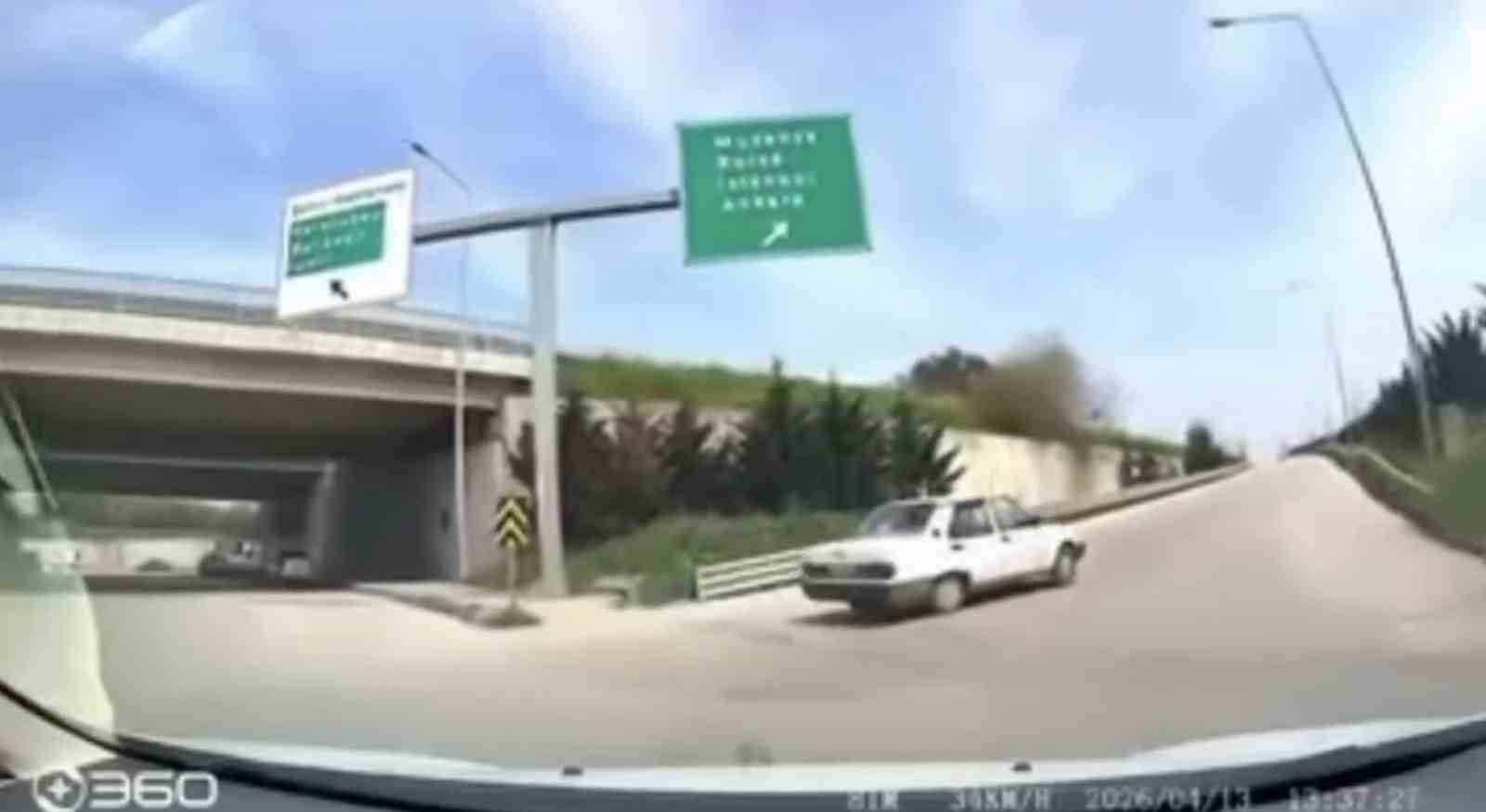 Bursa’da ters yönden giren sürücü kamerada
