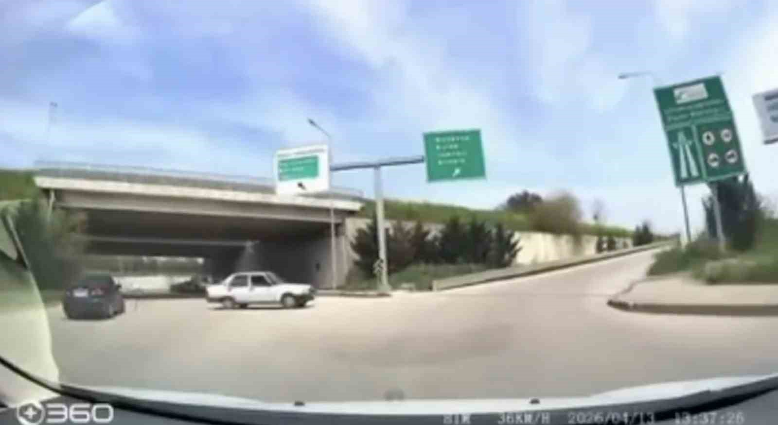 Bursa’da ters yönden giren sürücü kamerada
