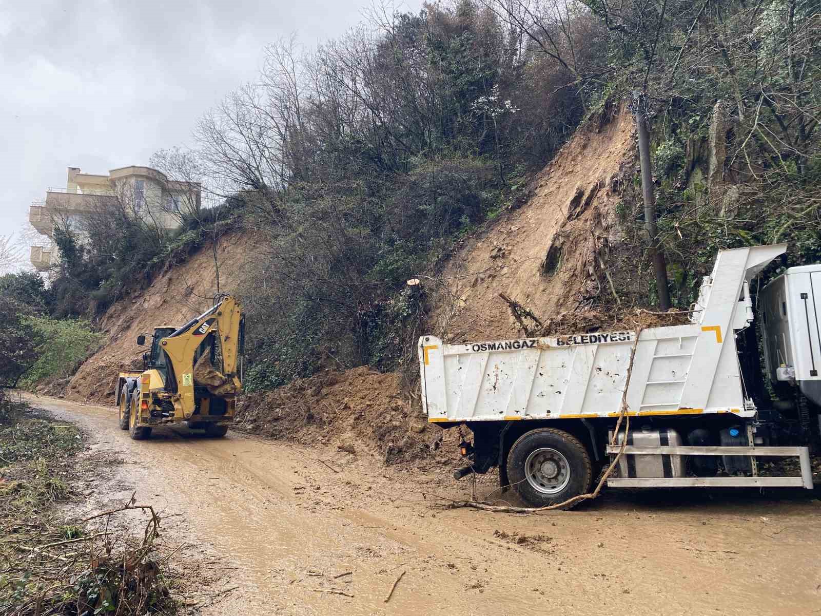 Bursa’da toprak kayması paniği
Bursa’da toprak kayması paniği