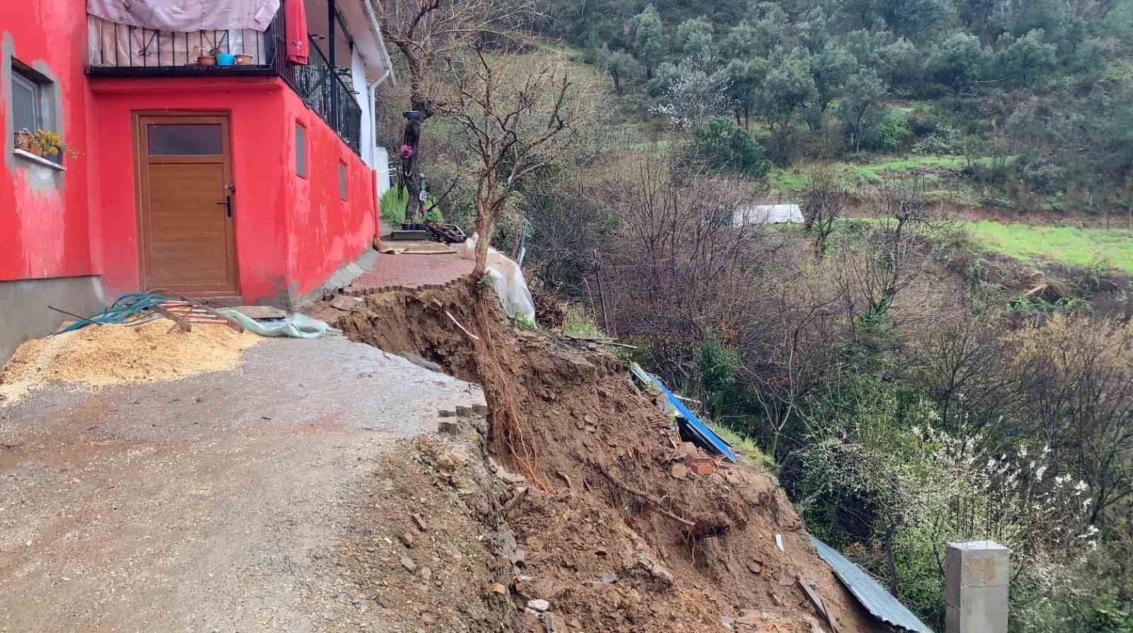 Bursa’da toprak kayması paniği
Bursa’da toprak kayması paniği
