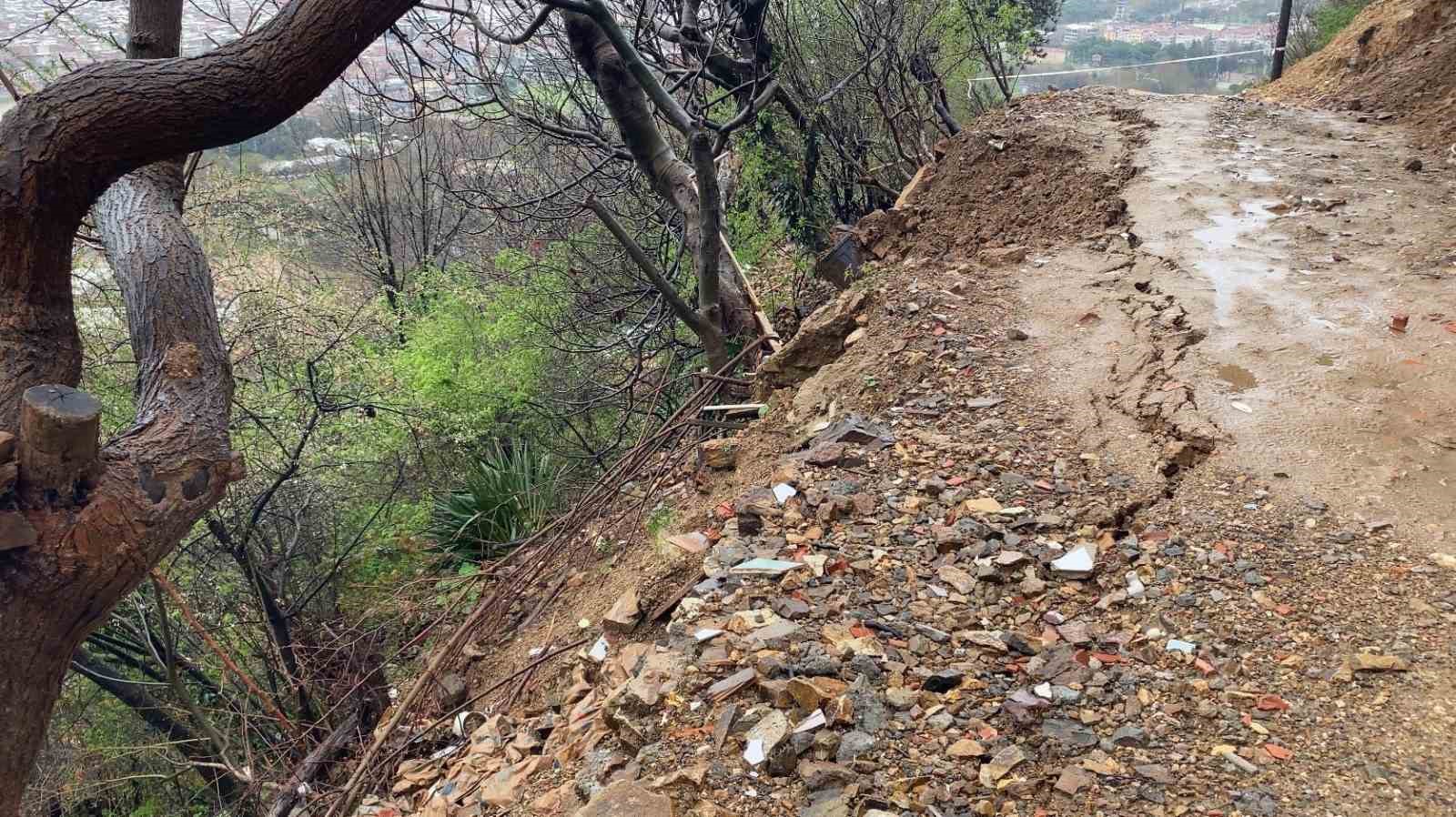 Bursa’da toprak kayması paniği
Bursa’da toprak kayması paniği