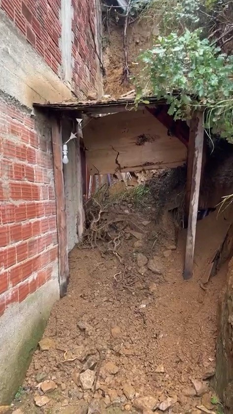 Bursa’da toprak kayması paniği
Bursa’da toprak kayması paniği