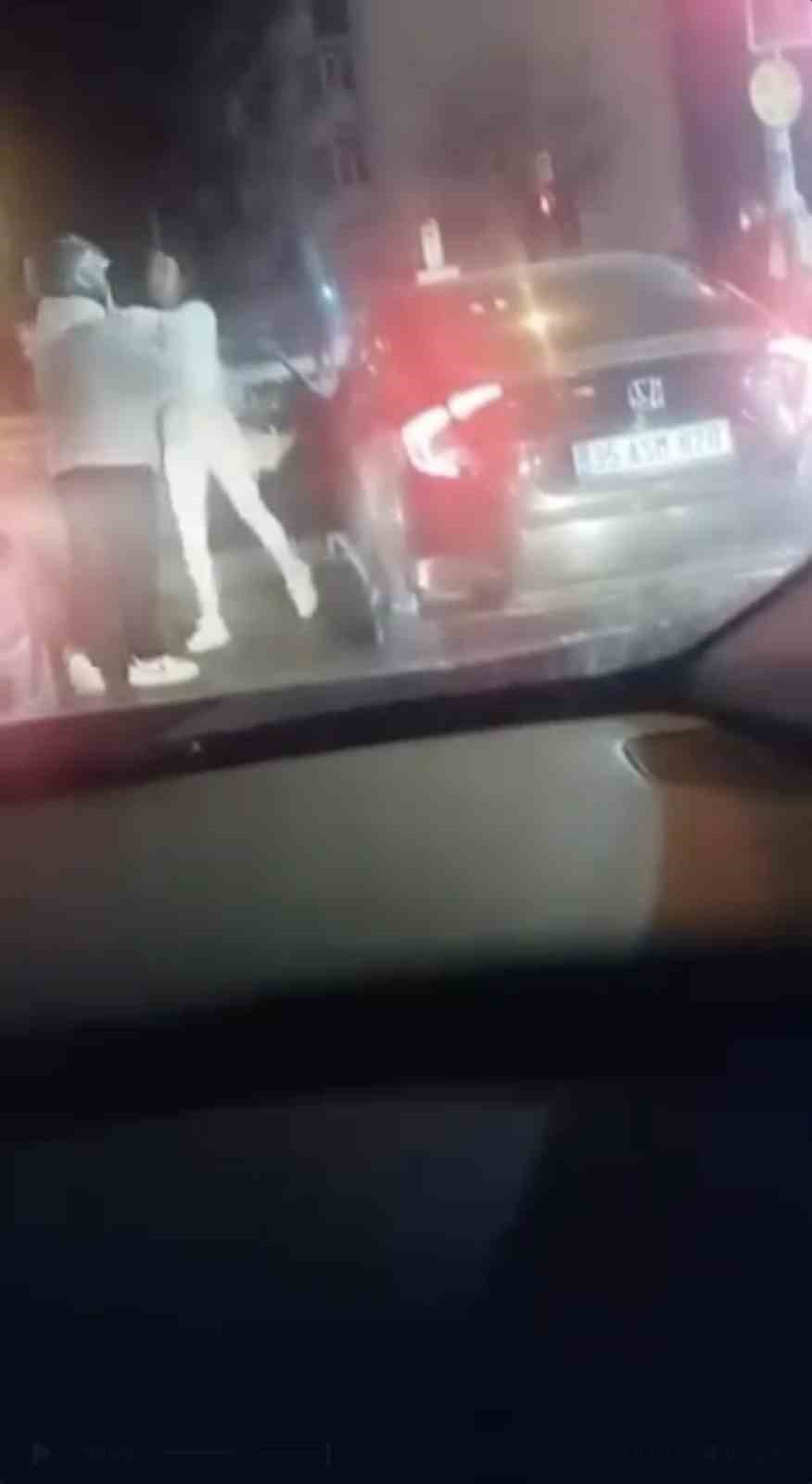 Bursa’da trafikte motosikletliye kadın sürücüden tekme ve tokatlı saldırı
