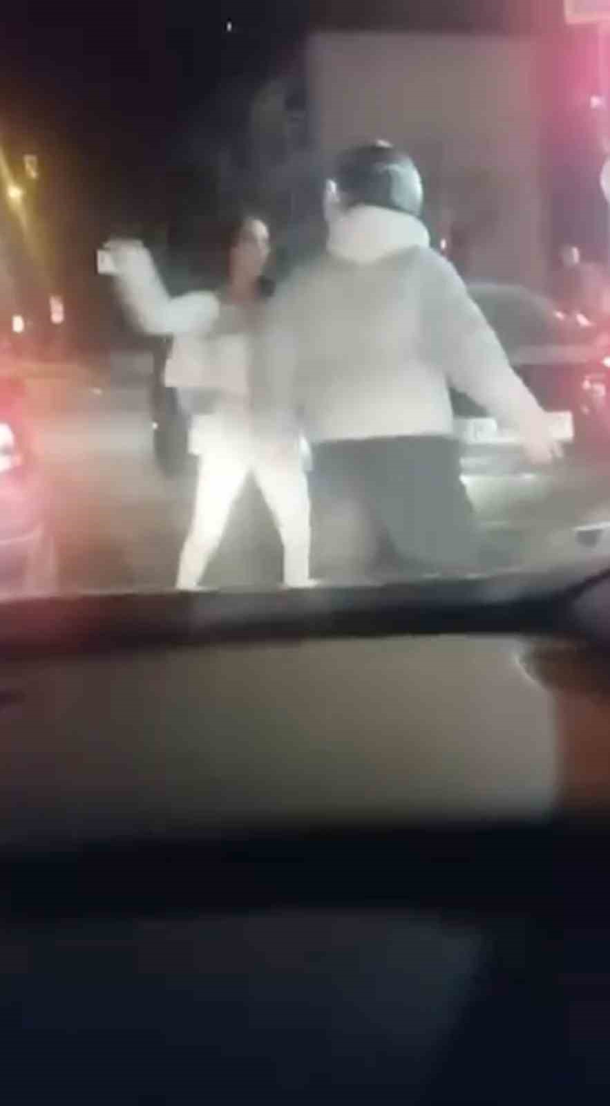 Bursa’da trafikte motosikletliye kadın sürücüden tekme ve tokatlı saldırı
