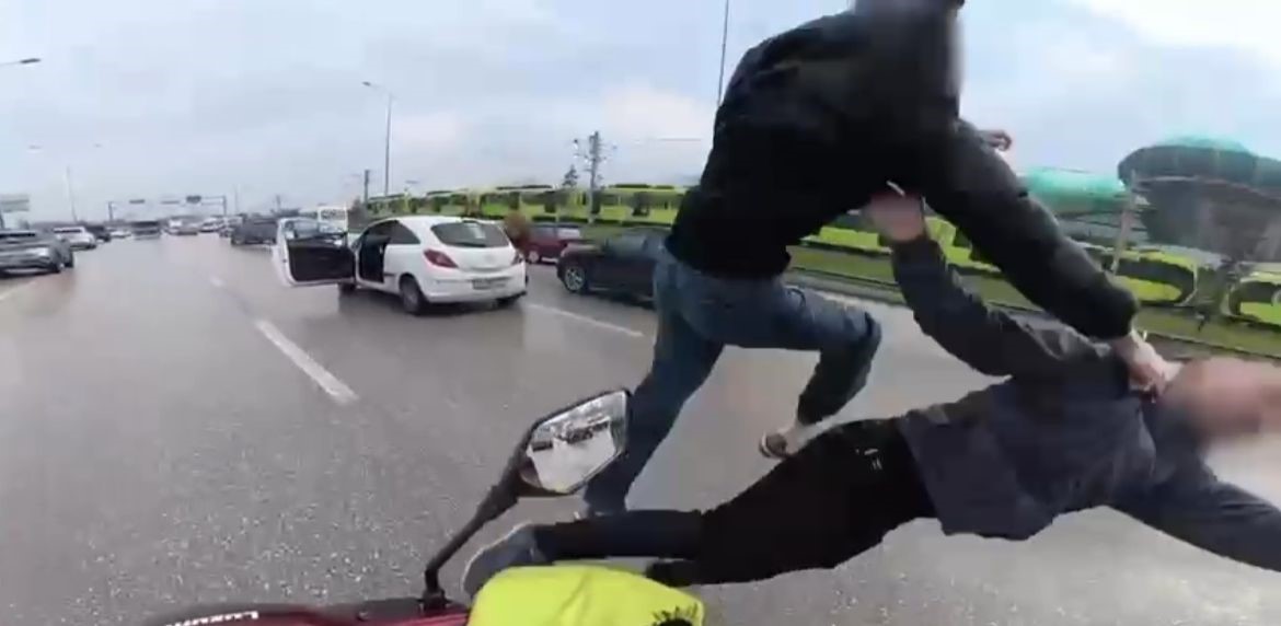 Bursa’da trafikte uçan tekmeli kavga
