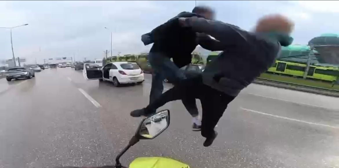 Bursa’da trafikte uçan tekmeli kavga
