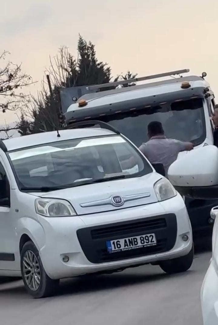 Bursa’da trafikte yol verme kavgası kamerada
