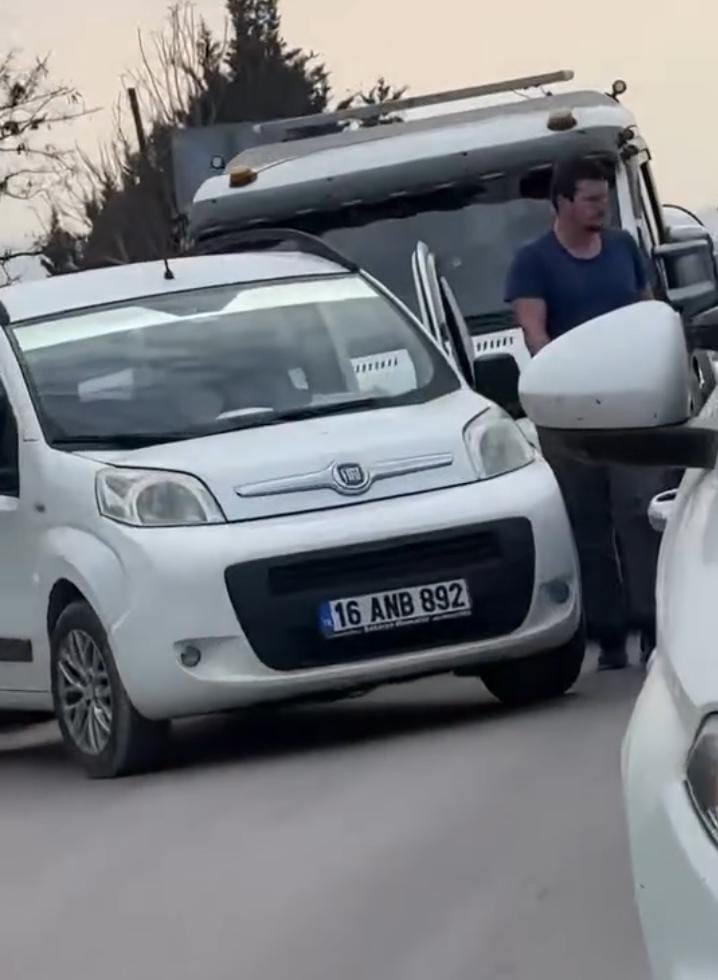 Bursa’da trafikte yol verme kavgası kamerada
