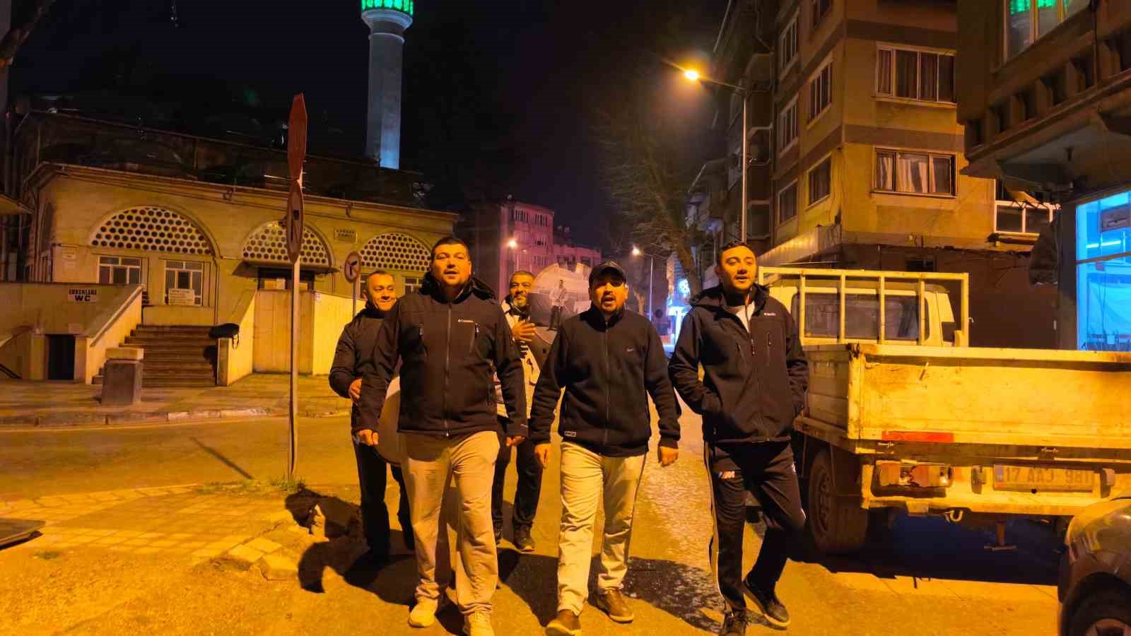 Bursa’da vatandaşlar ilahiler ve beyitlerle sahura kalktı
