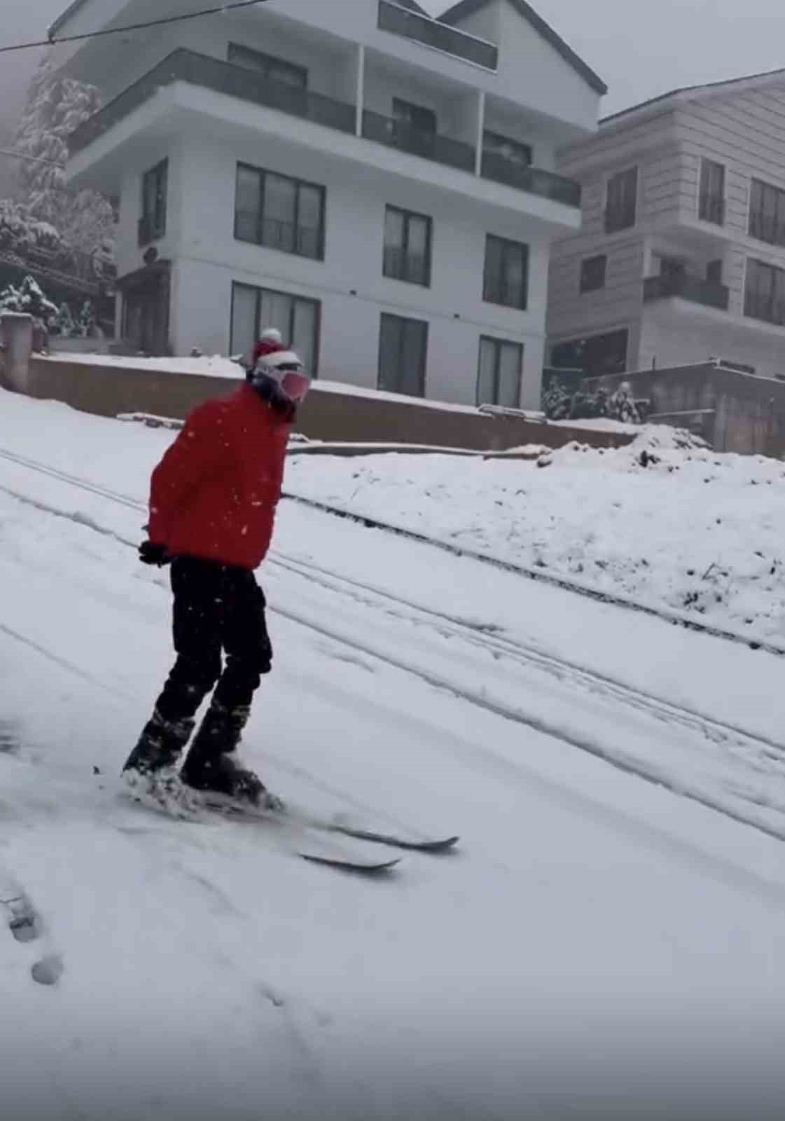 Bursa’da yağan karı fırsat bilen vatandaş şehir merkezinde kayak yaptı
