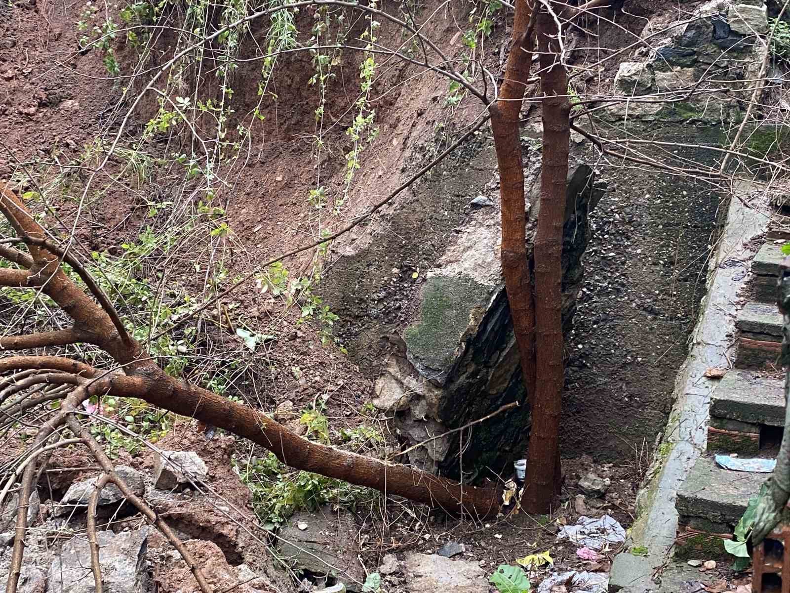 Bursa’da yağış sonrası istinat duvarı çöktü
