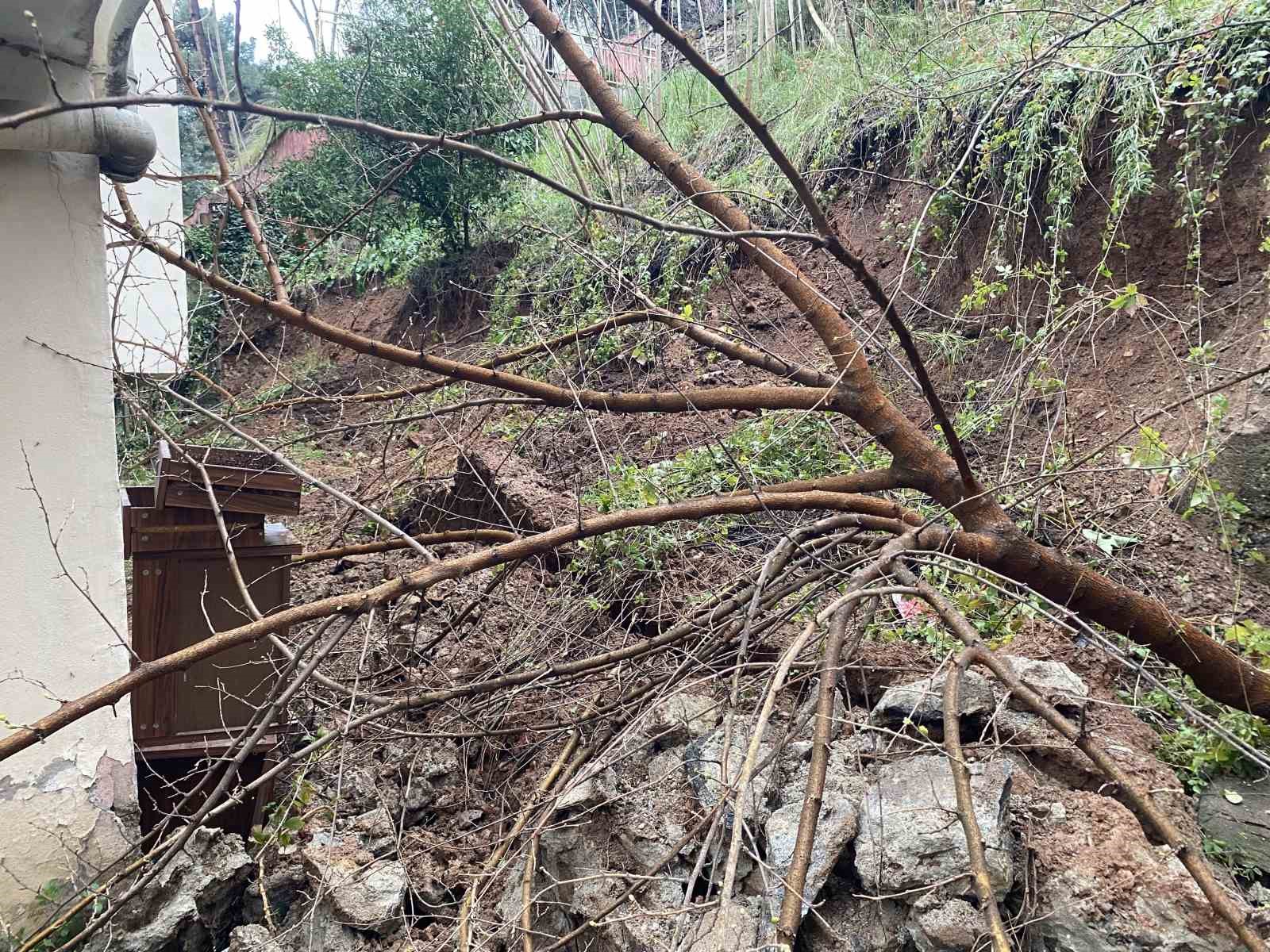 Bursa’da yağış sonrası istinat duvarı çöktü
