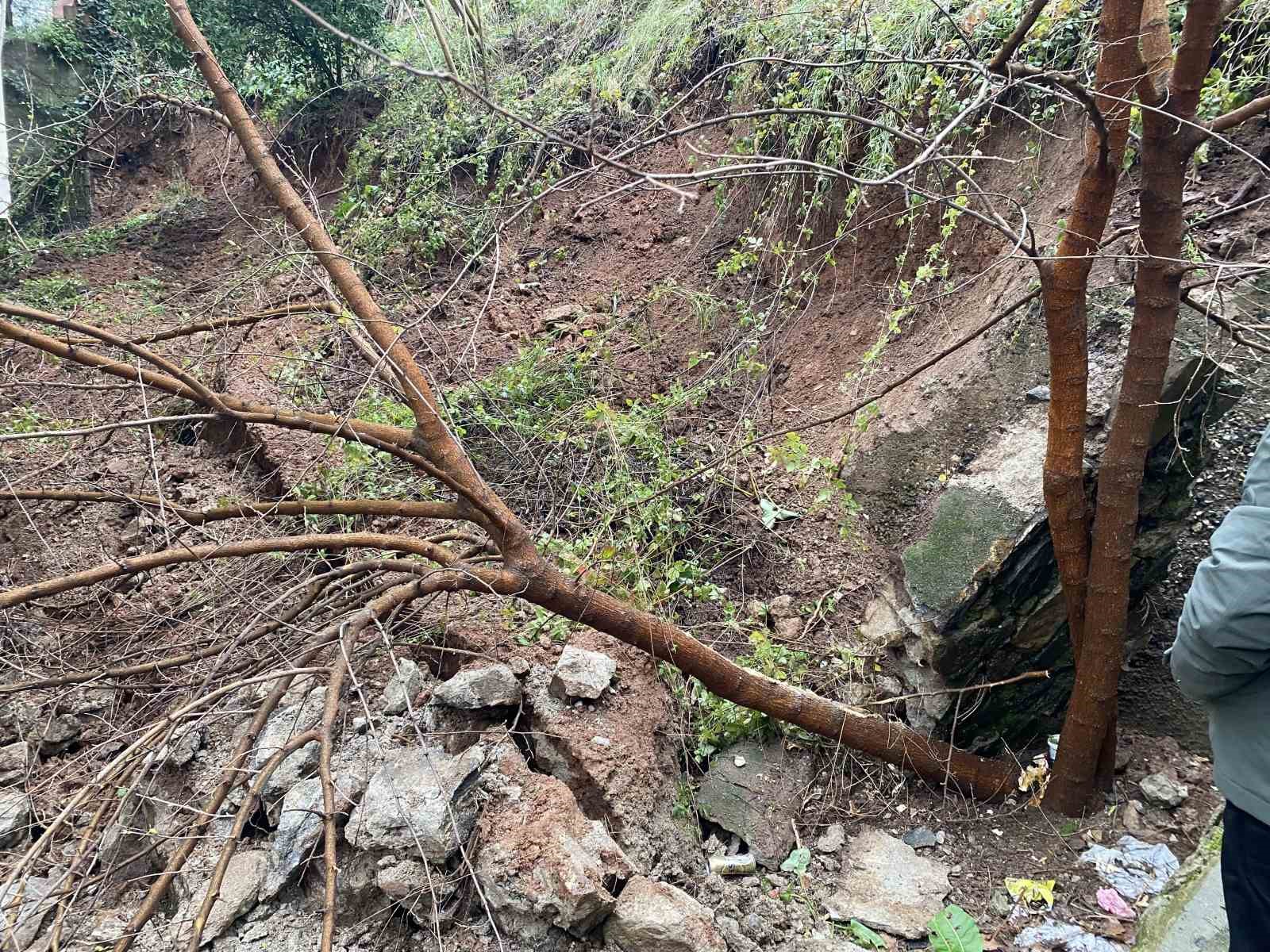 Bursa’da yağış sonrası istinat duvarı çöktü
