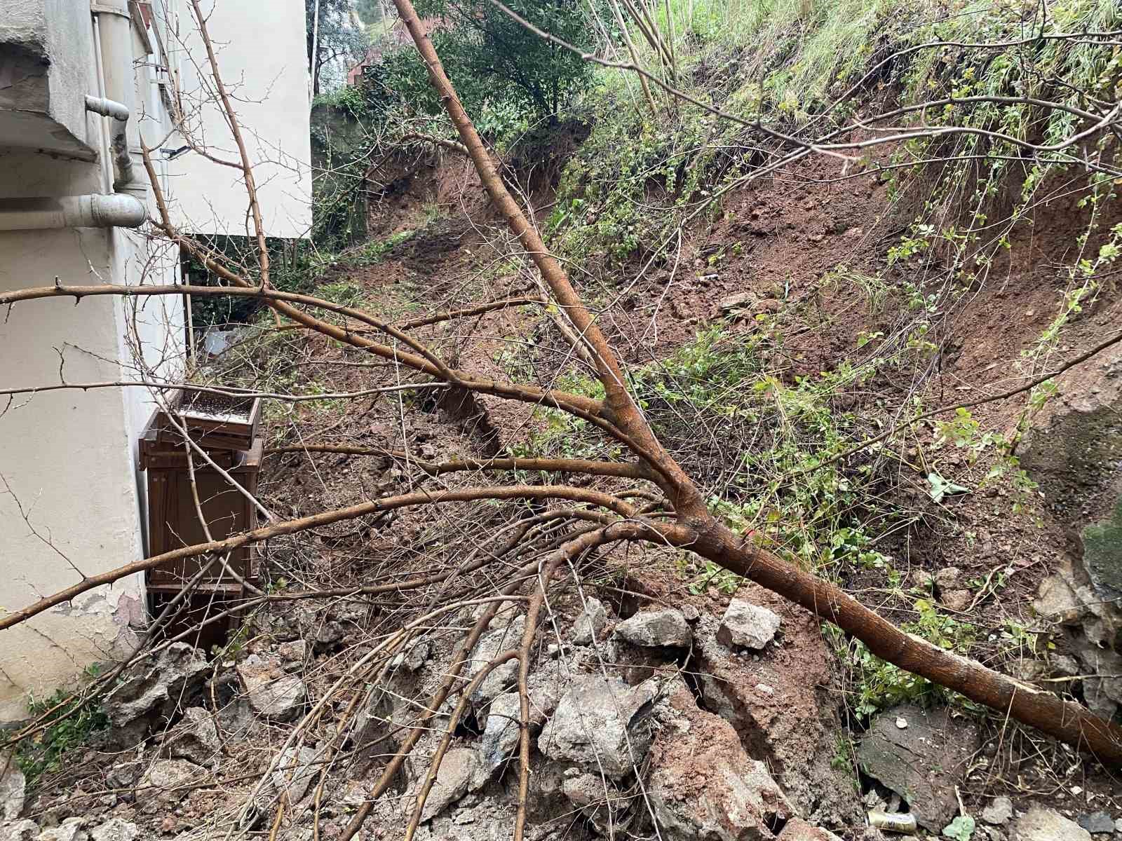 Bursa’da yağış sonrası istinat duvarı çöktü
