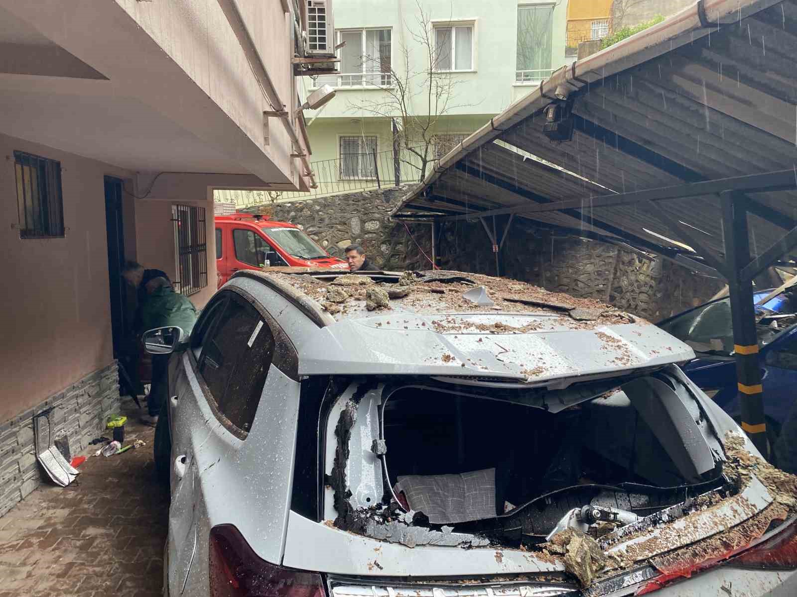 Bursa’da yağışla istinat duvarı çöktü, 3 lüks otomobil zarar gördü

