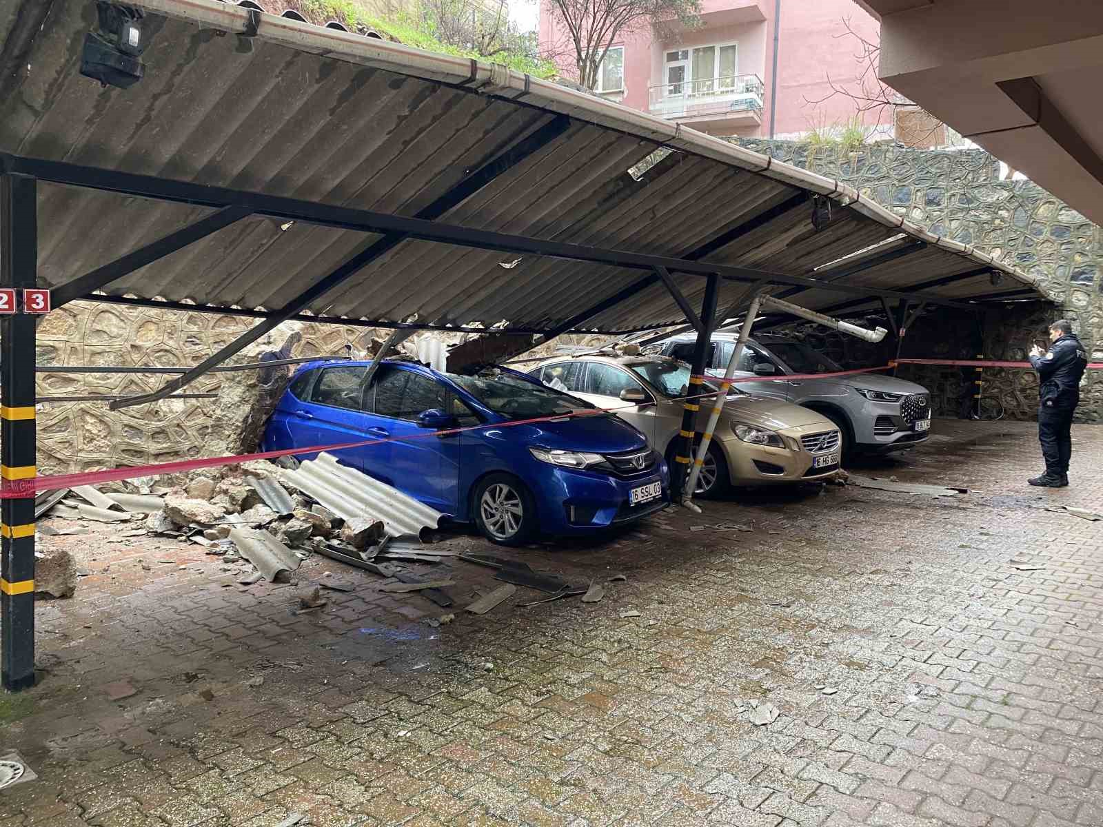 Bursa’da yağışla istinat duvarı çöktü, 3 lüks otomobil zarar gördü
