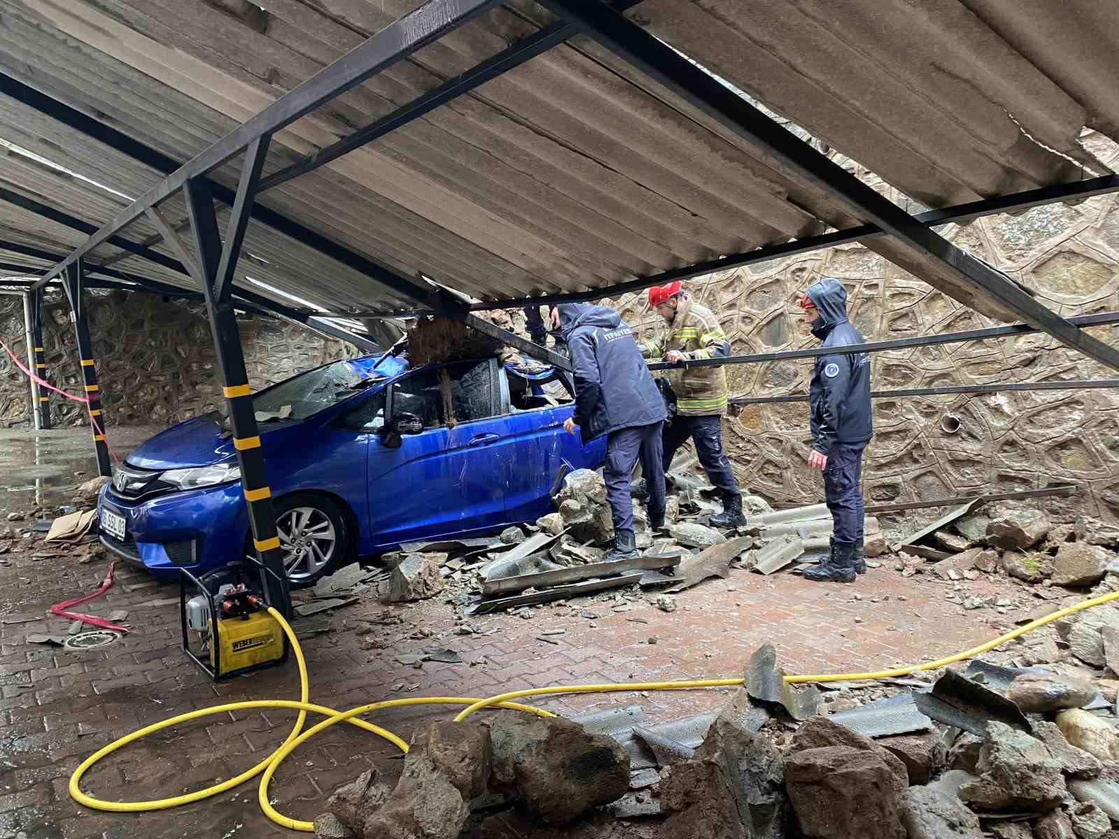 Bursa’da yağışla istinat duvarı çöktü, 3 lüks otomobil zarar gördü
