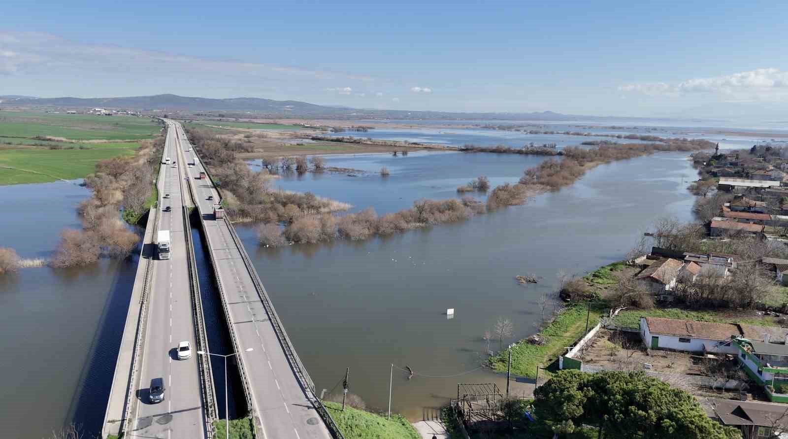 Bursa’da yağışlar göl seviyesini yükseltince evlerin bahçeleri sular altında kaldı
