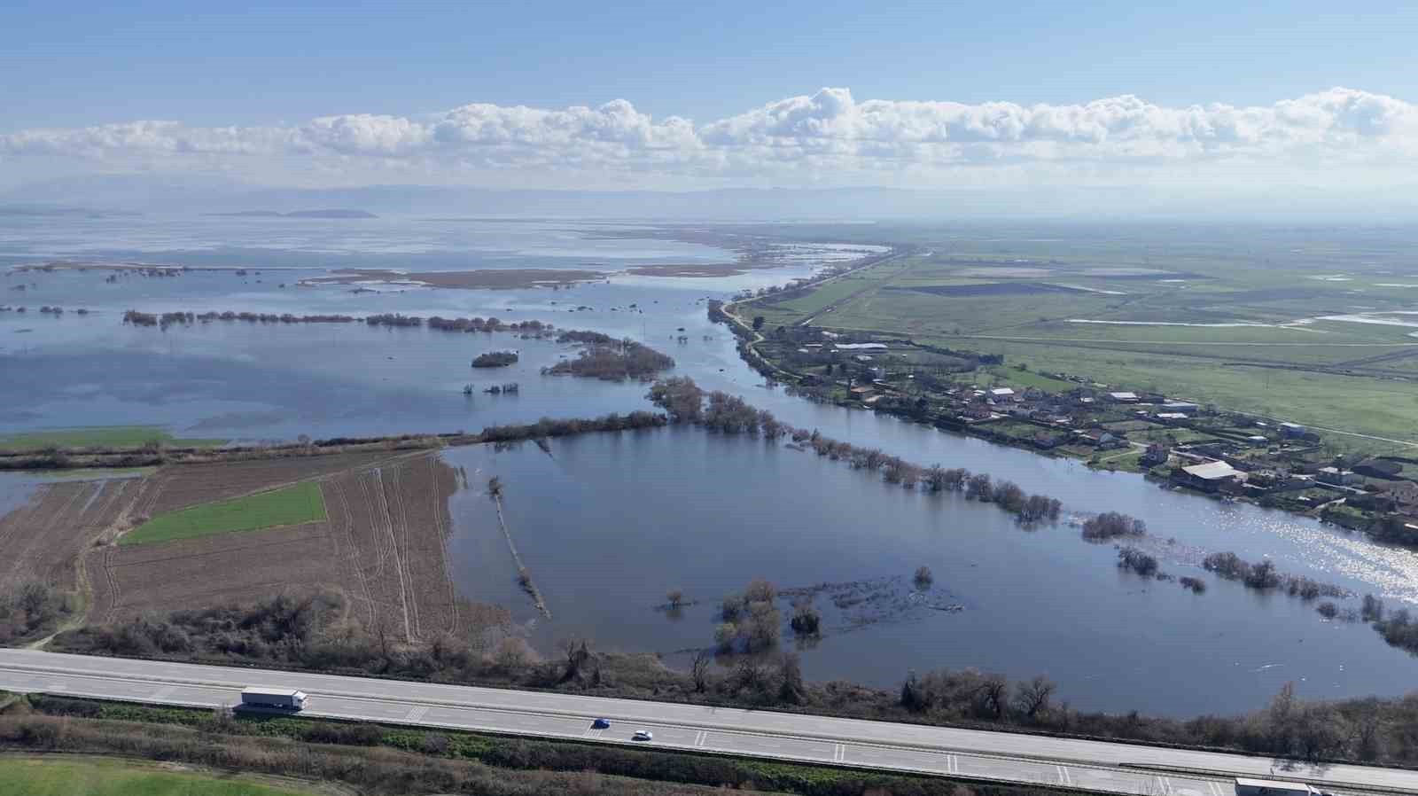 Bursa’da yağışlar göl seviyesini yükseltince evlerin bahçeleri sular altında kaldı
