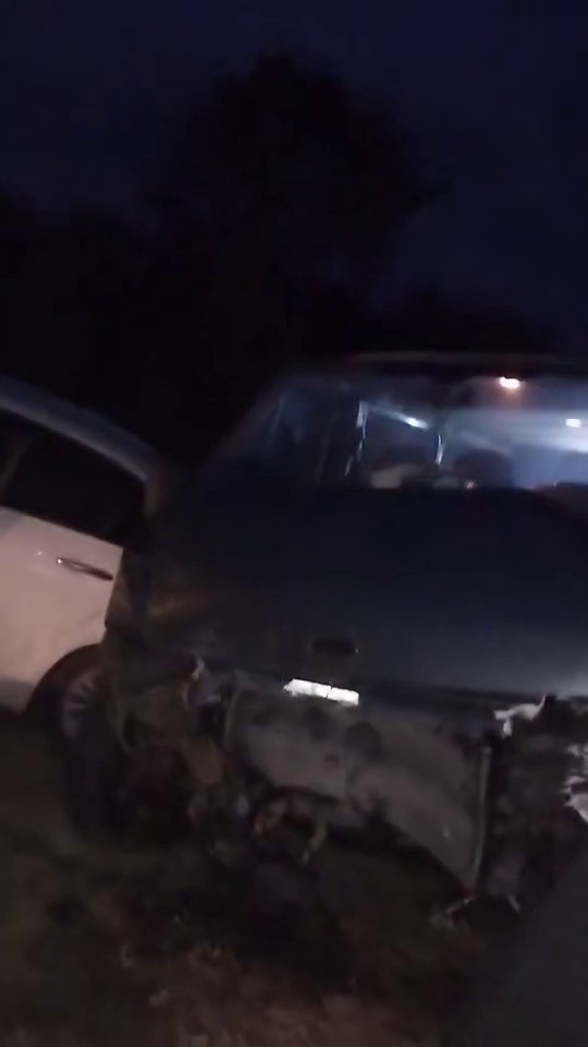 Bursa’da yamaçtan kopan kayalar, araçların üzerine yağdı
