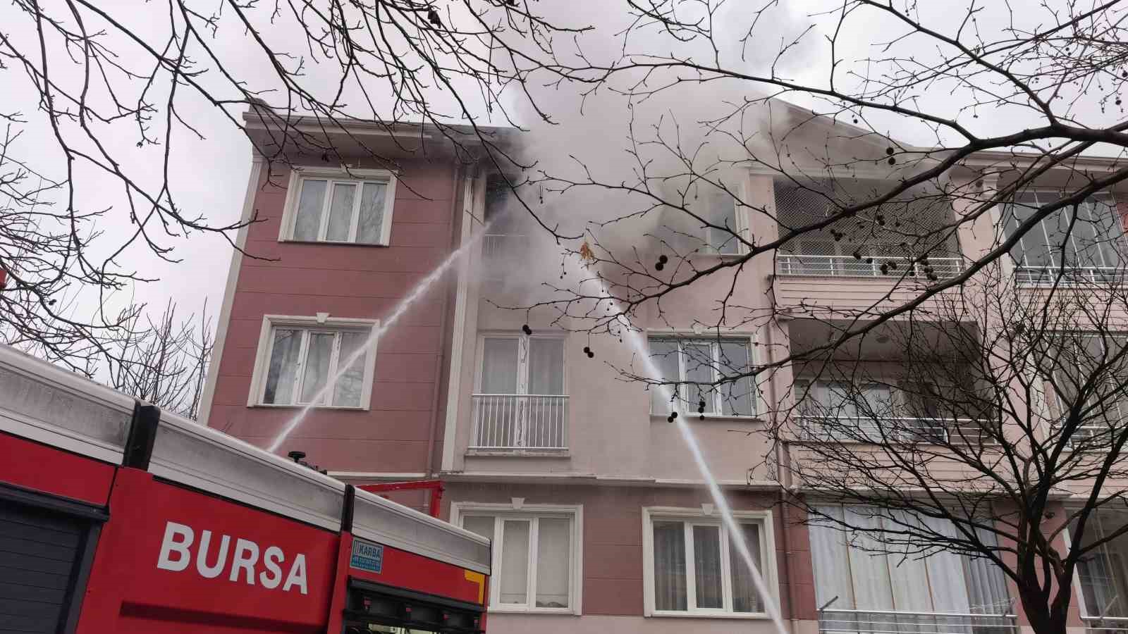 Bursa’da yangında can pazarı...Çocuklar tahliye edildi, kediler kurtarıldı
