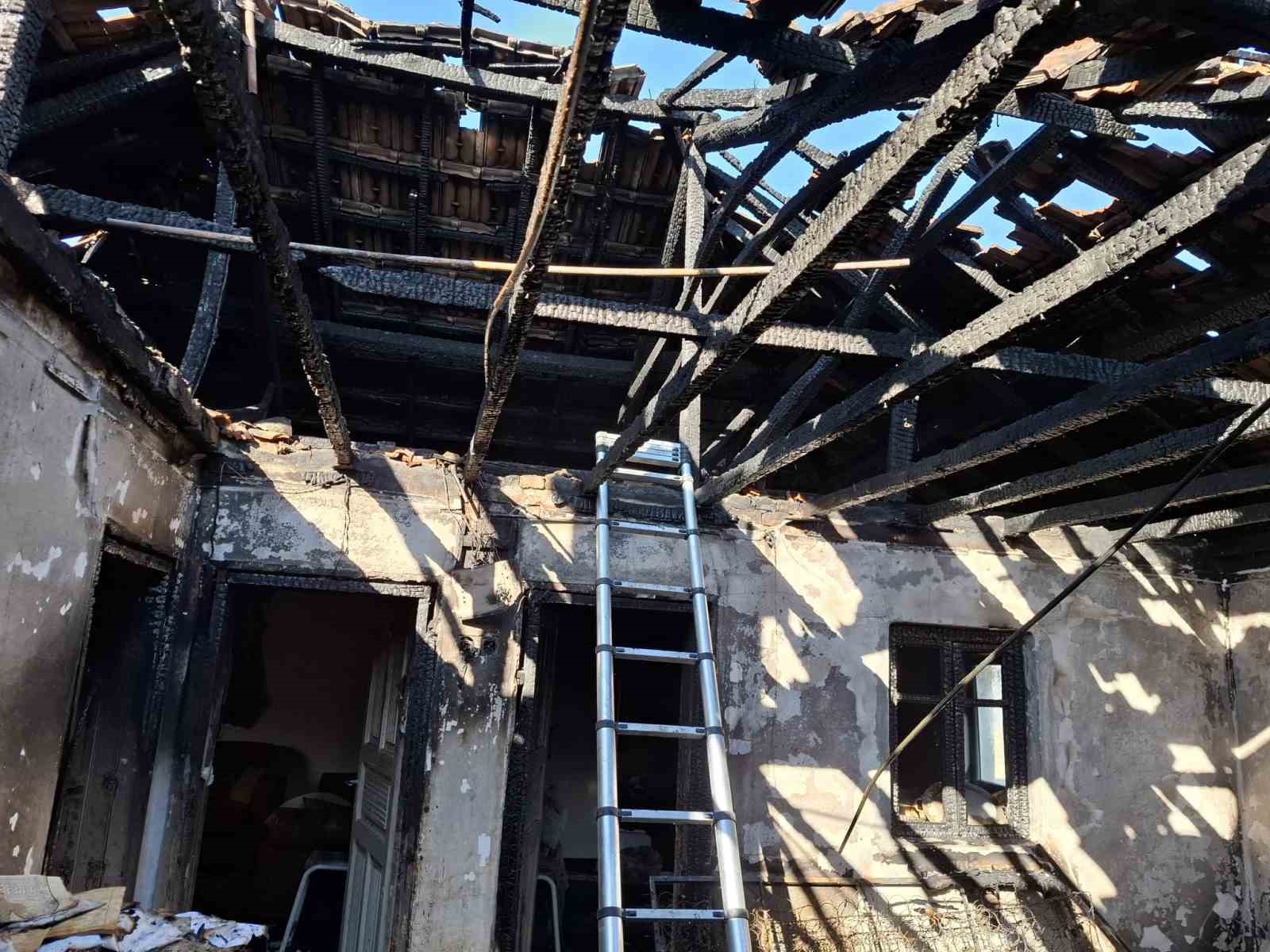 Bursa’da yaşlı çiftin evi alevlere teslim oldu
