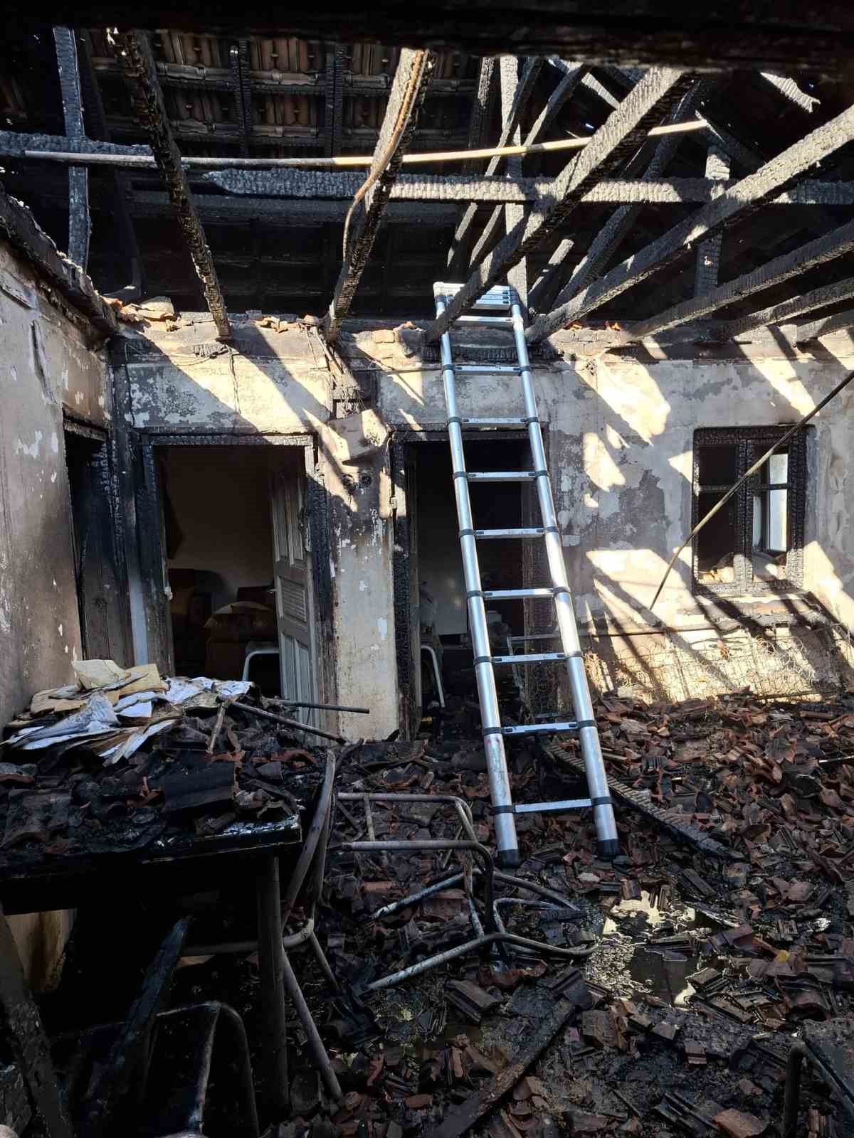 Bursa’da yaşlı çiftin evi alevlere teslim oldu
