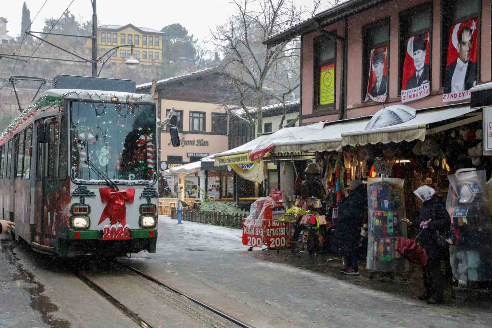 Bursa’da yeni yıl coşkusu nostaljik tramvayla yaşanıyor
