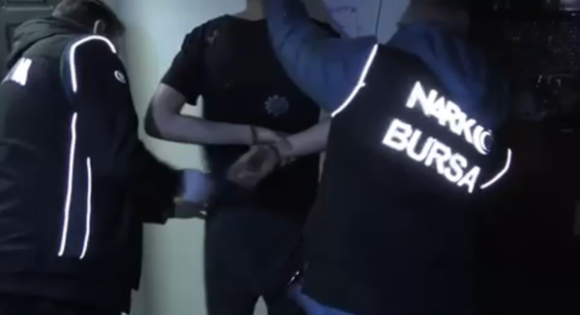 Bursa’da yılbaşı öncesi binlerce genci zehirlenmekten böyle kurtardılar: 34 kişi tutuklandı
