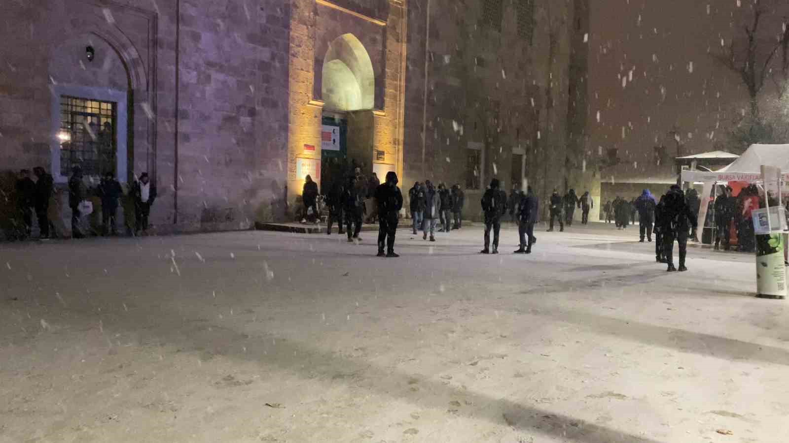 Bursa’da yılın ilk sabah namazı kar altında Ulucami’de kılındı
