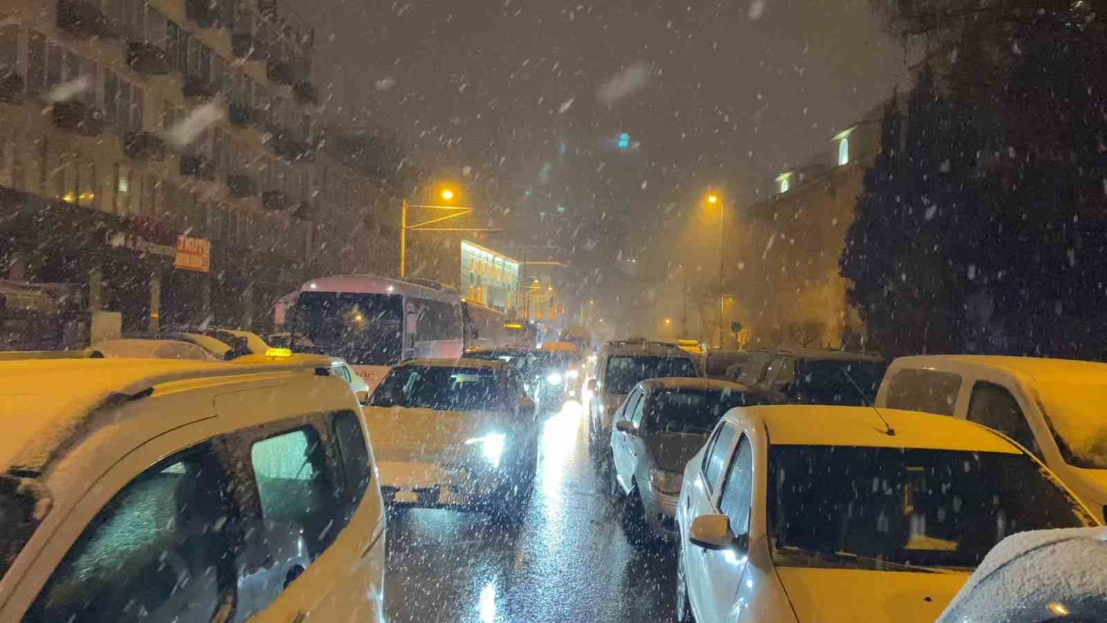 Bursa’da yılın ilk sabah namazı kar altında Ulucami’de kılındı
