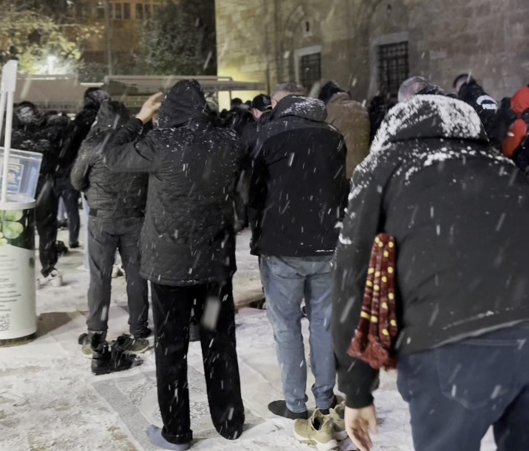 Bursa’da yılın ilk sabah namazı kar altında Ulucami’de kılındı
