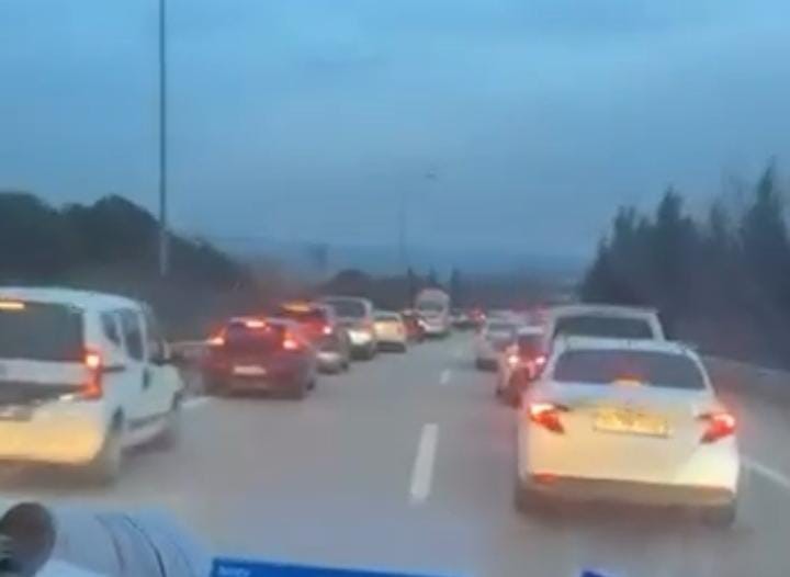 Bursa’da yoğun trafikte, fermuar sistemi takdir topladı
