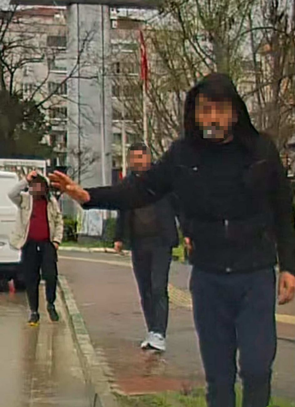 Bursa’da yol verme kavgası: 3 kişi sürücüye saldırdı
