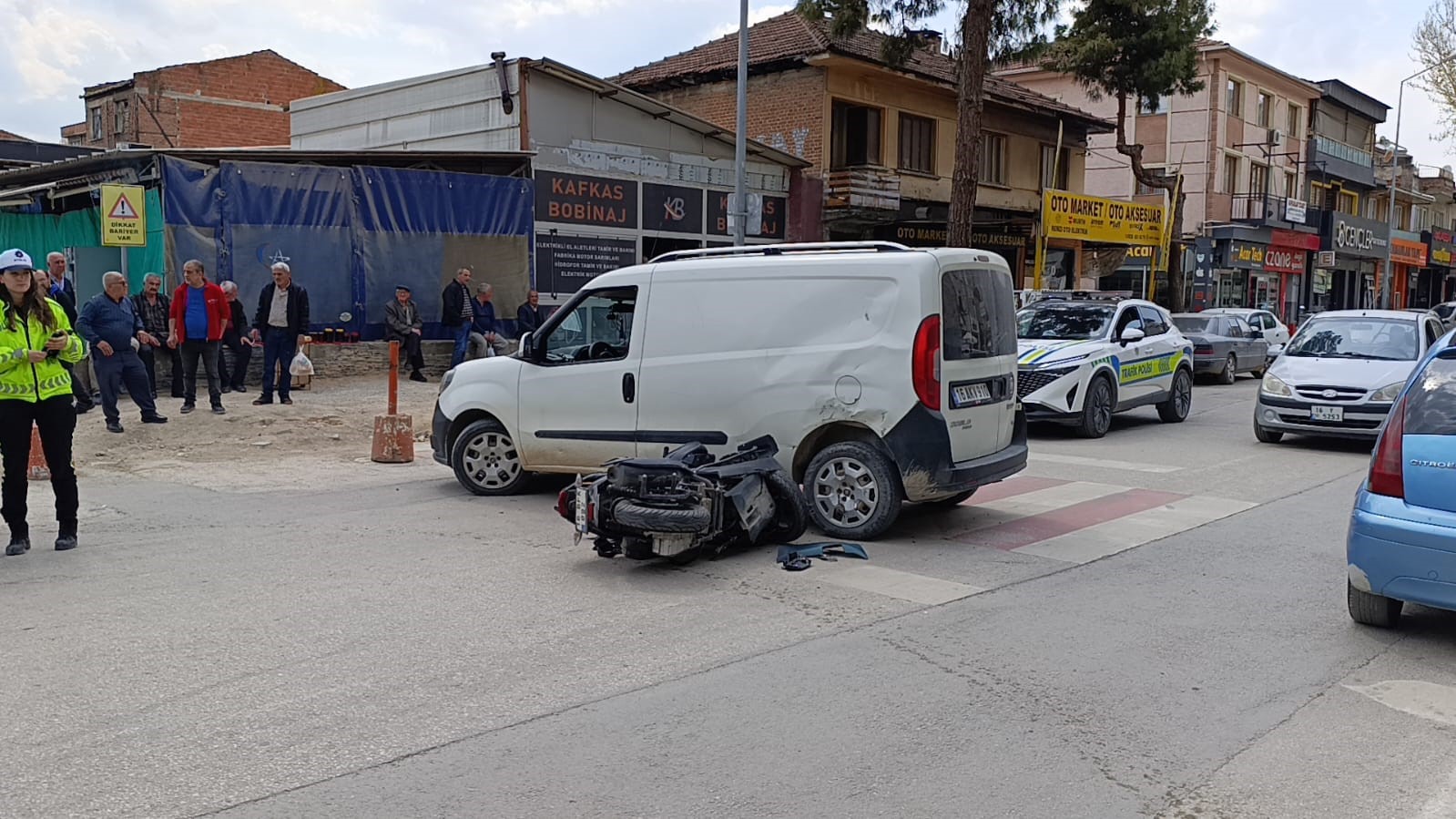 Bursa’da yola aniden çıkan araç kazaya yol açtı: 1 yaralı
