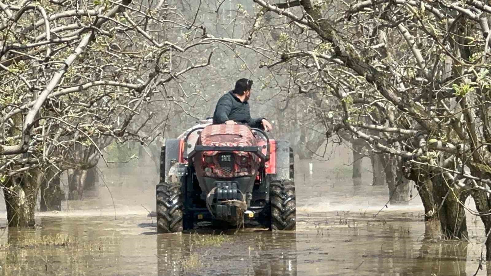 Bursa’da yüzlerce dönüm şeftali ve armut bahçesi su altında
