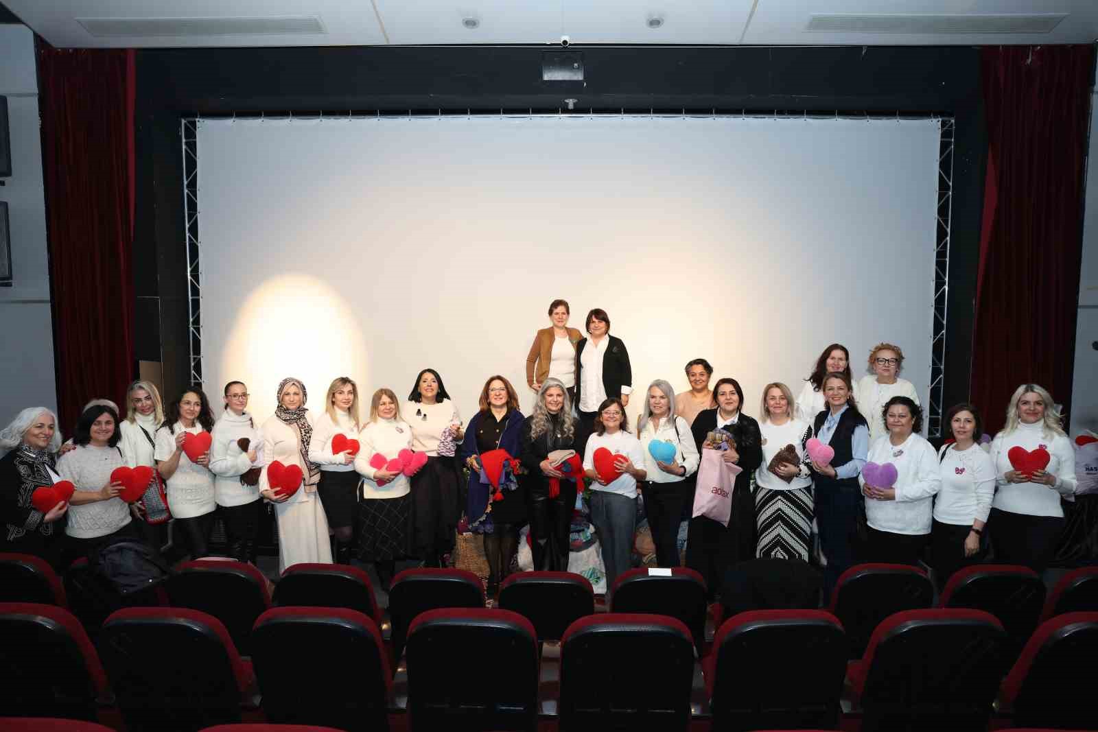 Bursa’da yüzlerce kadın aynı anda iyilik için ilmek attı
