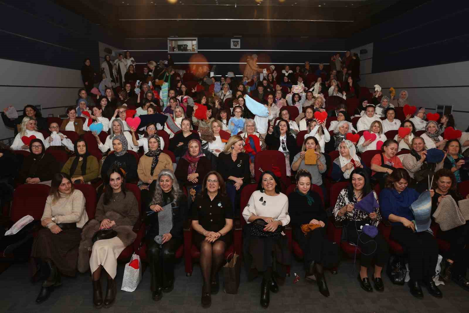 Bursa’da yüzlerce kadın aynı anda iyilik için ilmek attı
