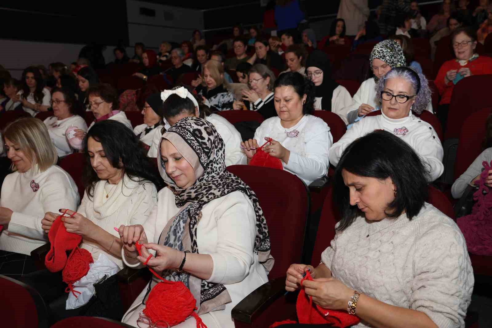 Bursa’da yüzlerce kadın aynı anda iyilik için ilmek attı
