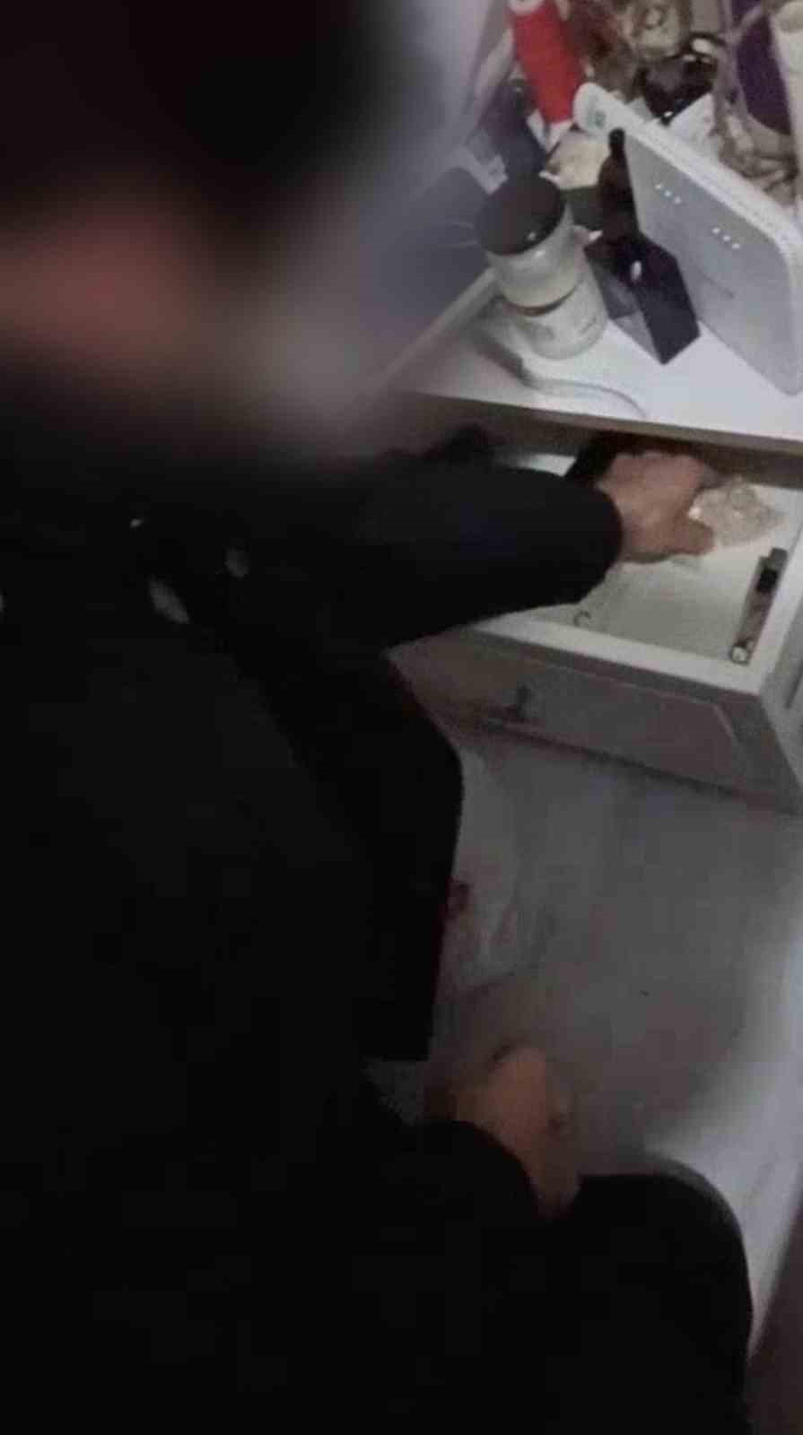 Bursa’da zehir tacirleri böyle yakalandı. Zulalanan uyuşturucuları polis tek tek buldu
