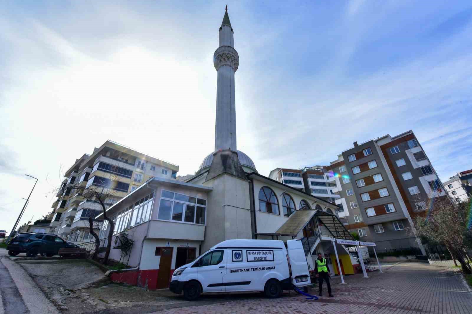 Bursa’daki camilerde Ramazan temizliği
