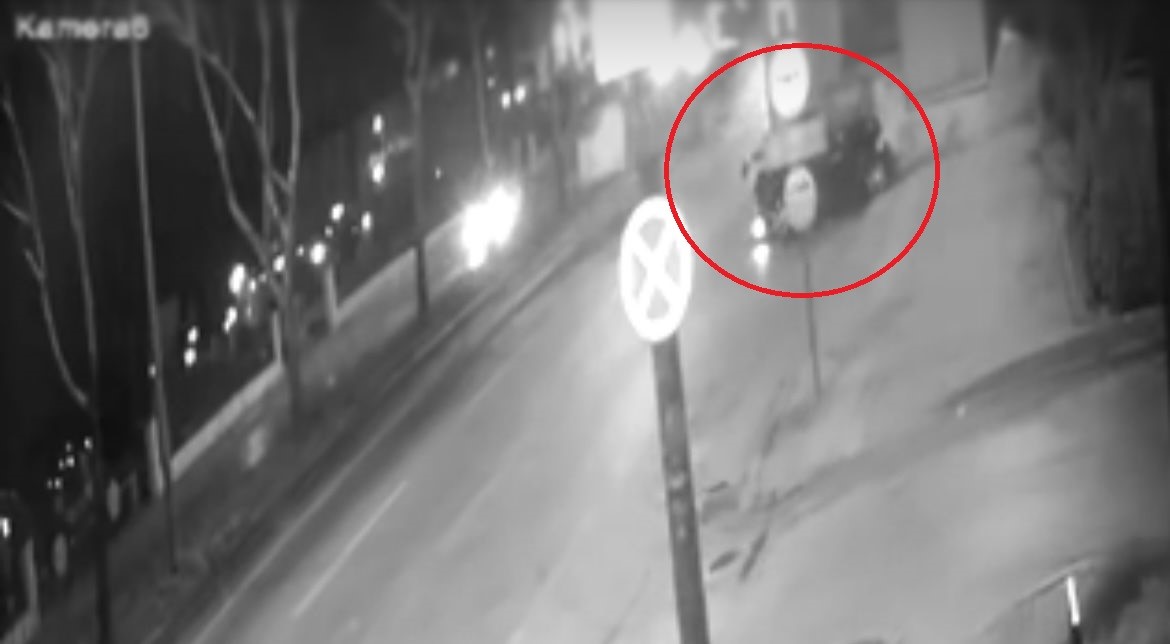 Bursa’daki feci kaza kameraya yansıdı... İkiye bölünen araçtan kurtuldu
